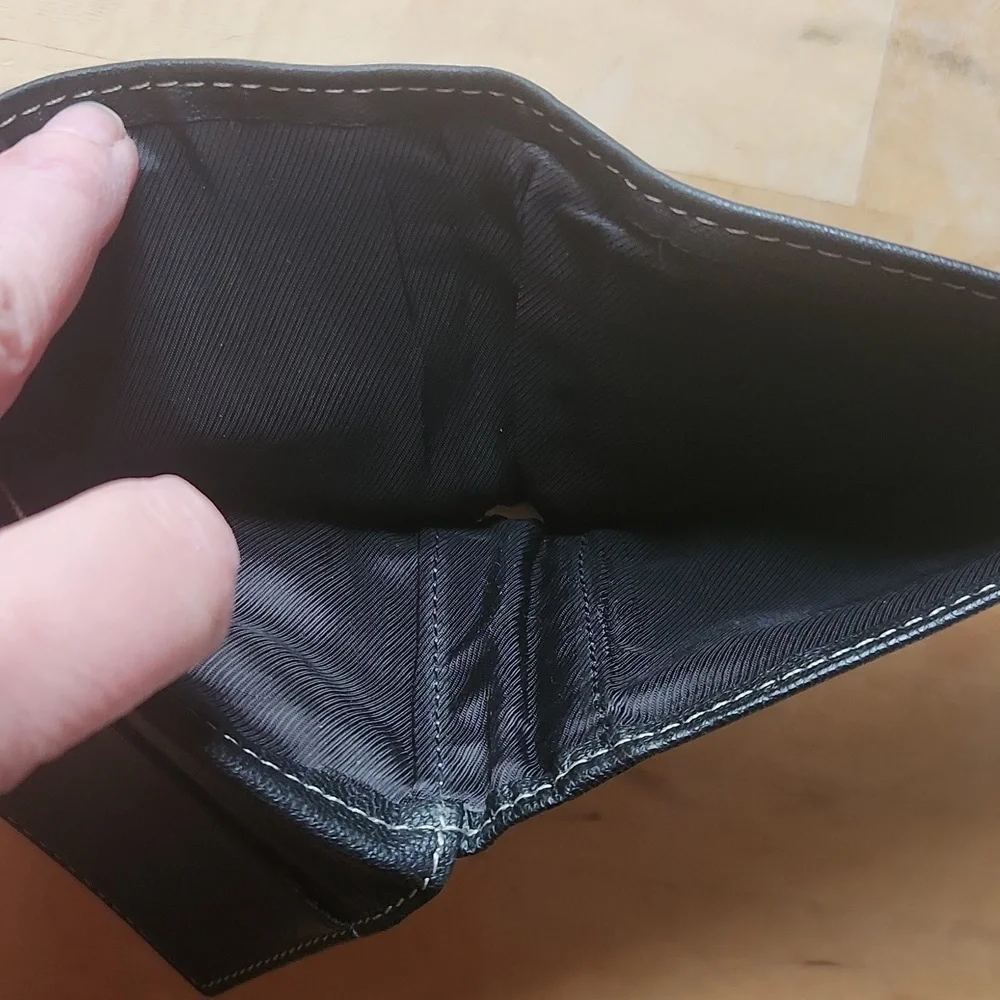 Clarks Black Classic Pebble Slimfold Genuine Leather Wallet
